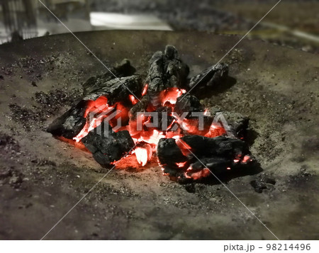 焚火の最後の写真(ソロキャンプサイズのたき火が燃え尽きた最後の写真) 焚火の最後の写真(ソロキャンプサイズのたき火が燃え尽きた最後の写真) 98214496