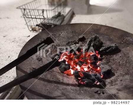 焚火の最後の写真(ソロキャンプサイズのたき火が燃え尽きた最後の写真) 焚火の最後の写真(ソロキャンプサイズのたき火が燃え尽きた最後の写真) 98214497