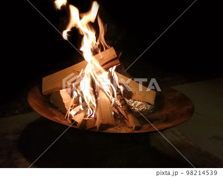 焚火の写真（ソロキャンプにぴったりの炎のサイズ） 98214539