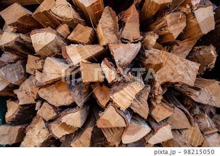 冬に備えて積まれた薪 98215050