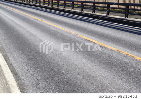 融雪剤の粉末で白くなったアスファルト路面 融雪剤の粉末で白くなったアスファルト路面 98215453