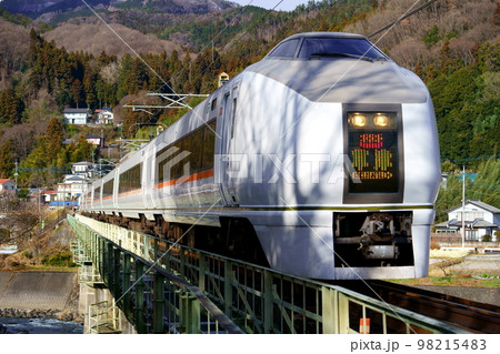 鉄道と歩道が一緒で大迫力の第一吾妻川橋りょうを渡る特急草津(651系) 鉄道と歩道が一緒で大迫力の第一吾妻川橋りょうを渡る特急草津(651系) 98215483