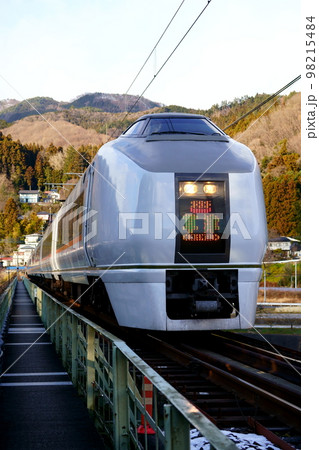 歩ける鉄道橋を通過して行く651系・特急草津 98215484