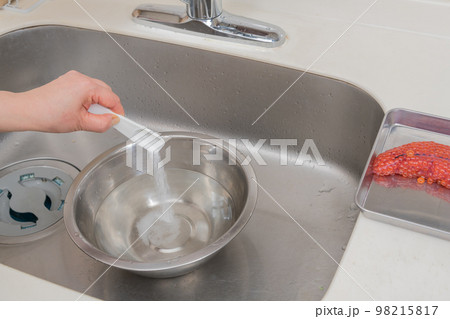 【イクラの醤油漬けを作るためにボウルに塩を入れる】 【イクラの醤油漬けを作るためにボウルに塩を入れる】 98215817