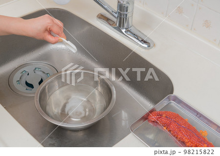 【イクラの醤油漬けを作るためにボウルに塩を入れる】 98215822