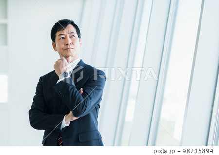 ミドルのビジネスマン　 98215894