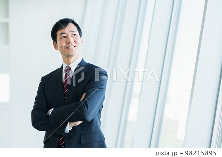 ミドルのビジネスマン ミドルのビジネスマン 98215895