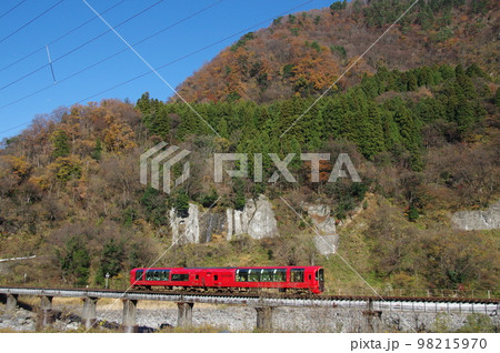 大糸線全線開通65周年記念乗入れ リゾート雪月花 小滝鉄橋 98215970