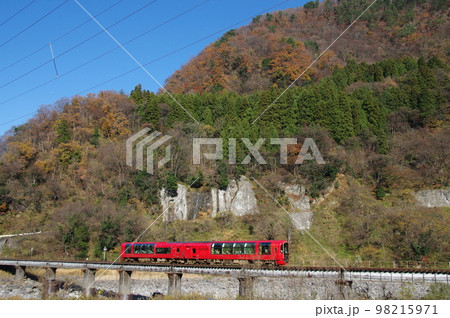 大糸線全線開通65周年記念乗入れ リゾート雪月花 小滝鉄橋 大糸線全線開通65周年記念乗入れ リゾート雪月花 小滝鉄橋 98215971