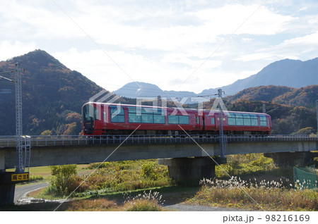 えちごトキめき鉄道 リゾート雪月花 姫川鉄橋と黒姫岳 98216169