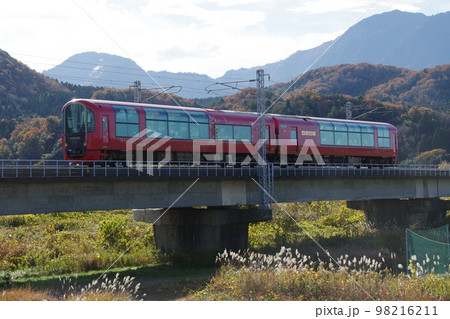 えちごトキめき鉄道 リゾート雪月花 姫川鉄橋と黒姫岳 えちごトキめき鉄道 リゾート雪月花 姫川鉄橋と黒姫岳 98216211