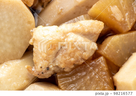 小芋と大根と鶏肉の煮物の、鶏肉を中心としたアップ。 98216577