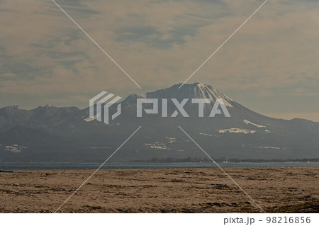 弓ヶ浜海岸からの大山 98216856