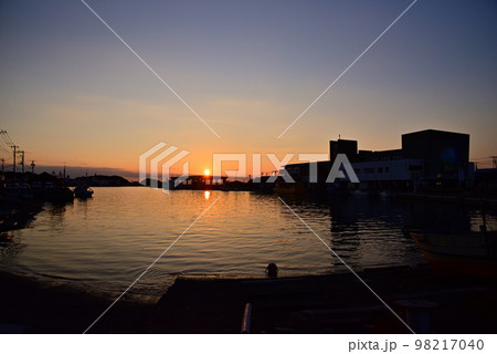 三浦半島三崎漁港の夕景 三浦半島三崎漁港の夕景 98217040