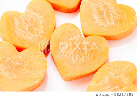 ハート型に型抜きしたニンジン。 98217288