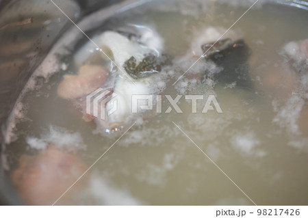 すっぽんを茹でてアク抜きしているところ すっぽんを茹でてアク抜きしているところ 98217426