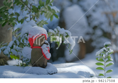 雪をかぶったお地蔵さま 雪をかぶったお地蔵さま 98217508