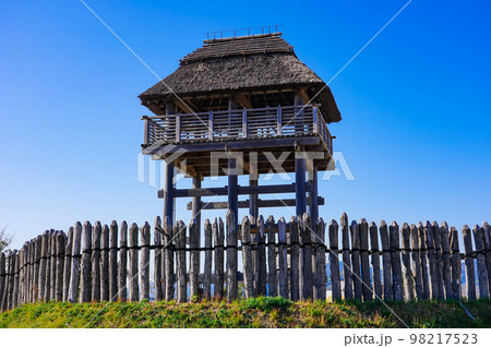 環濠集落を守る物見櫓と木柵（佐賀県 吉野ヶ里歴史公園） 98217523