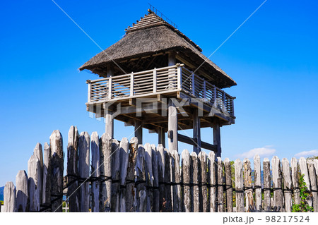 環濠集落を守る物見櫓と木柵（佐賀県 吉野ヶ里歴史公園） 98217524