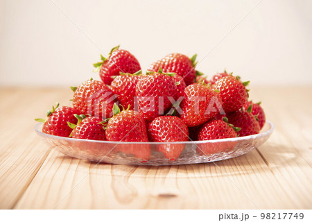 苺　たくさん　ガラス皿 98217749