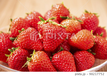 苺 たくさん ガラス皿 苺 たくさん ガラス皿 98217752