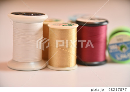 裁縫用のカラフルな糸 裁縫用のカラフルな糸 98217877