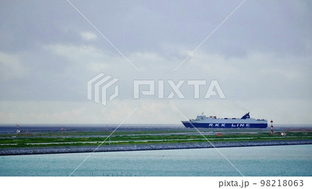 沖縄空港の沖を航行する貨物船 沖縄空港の沖を航行する貨物船 98218063