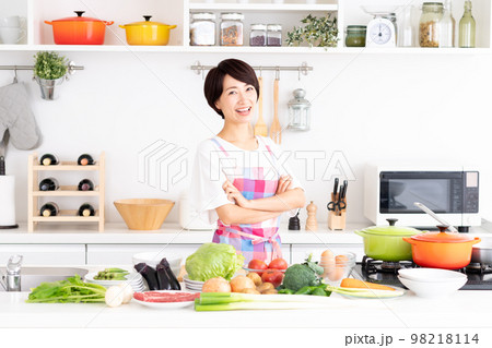 キッチンの主婦　 98218114