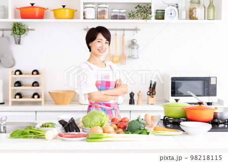 キッチンの主婦　 98218115