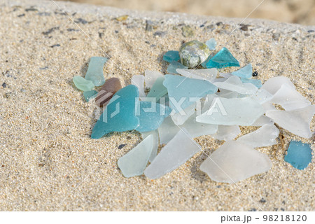 砂浜で拾い集めたシーグラス 砂浜で拾い集めたシーグラス 98218120