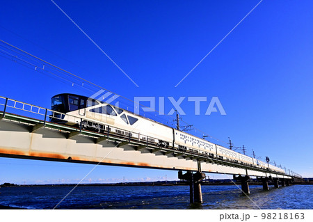 青空に映えるTRAIN SUITE 四季島 98218163
