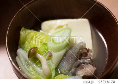 すっぽん鍋をお椀に盛り付けたところ すっぽん鍋をお椀に盛り付けたところ 98218178