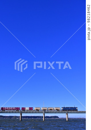 快晴の青空の下を走る貨物列車 98218462