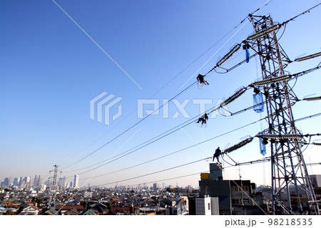 都内杉並区から新宿方面を望む、ラインマン　鉄塔、送電線と電気を守る男たち 98218535