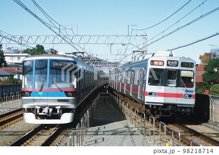 高架区間をゆく東京都交通局6300形と東急電鉄8590系 高架区間をゆく東京都交通局6300形と東急電鉄8590系 98218714
