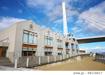 青森駅前の青森ベイブリッジとA-FACTORY(エーファクトリー)、あおもり駅前ビーチ 青森駅前の青森ベイブリッジとA-FACTORY(エーファクトリー)、あおもり駅前ビーチ 98218817