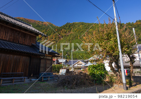 旧鰍沢町の町並み　秋の里山 98219054