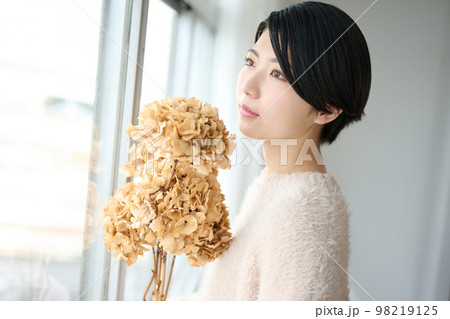 ドライフラワーを持つ女性ポートレート ドライフラワーを持つ女性ポートレート 98219125