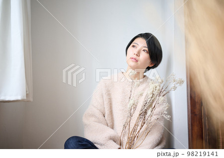 ドライフラワーを持つ女性ポートレート ドライフラワーを持つ女性ポートレート 98219141