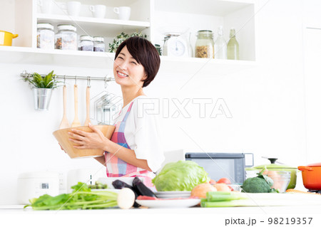 キッチンのミドルの主婦 98219357