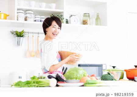 キッチンのミドルの主婦 98219359