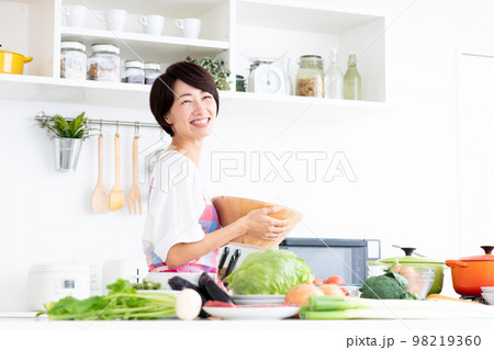 キッチンのミドルの主婦 98219360