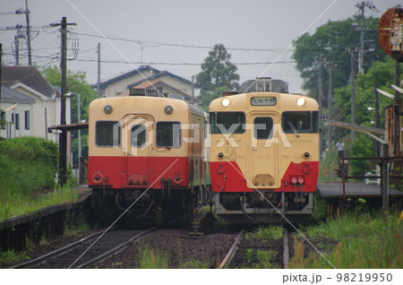 小湊鉄道 海士有木駅 キハ200とキハ40 小湊鉄道 海士有木駅 キハ200とキハ40 98219950