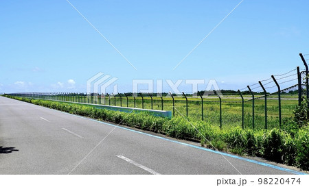 柵の向こう側に見える伊豆大島空港の滑走路 柵の向こう側に見える伊豆大島空港の滑走路 98220474
