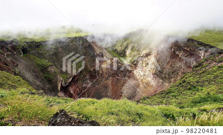 濃い霧がかかった伊豆大島三原山の噴火口 98220481