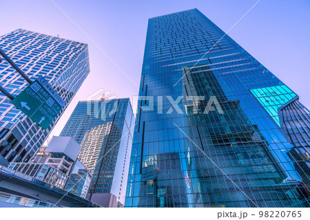 日本の東京都市景観 首都高入口の標識や桜丘口再開発。周囲のビルが映り込みあい新しい都市景観を生み出す 98220765
