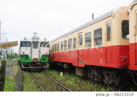 小湊鉄道 上総山田駅 列車交換 小湊鉄道 上総山田駅 列車交換 98221019