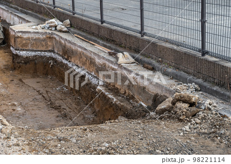 掘削した土木工事現場 98221114