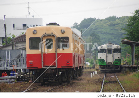 小湊鉄道 馬立駅 キハ200とキハ40 小湊鉄道 馬立駅 キハ200とキハ40 98221118