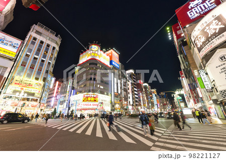 【東京都】2月・人で賑わう夜の新宿、歌舞伎町 98221127